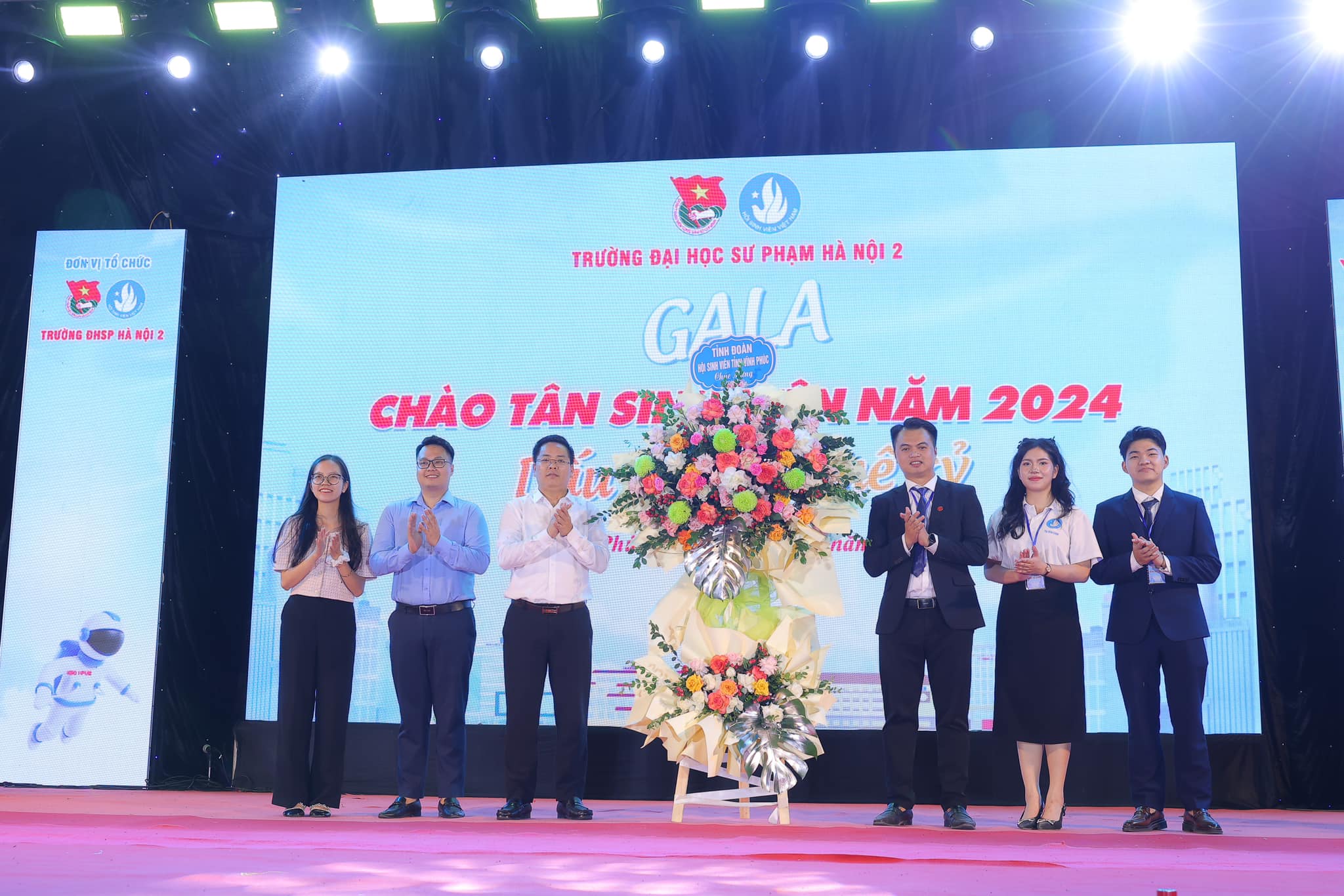 SINH VIÊN KHOA TIẾNG ANH VUI MỪNG THAM GIA GALA 