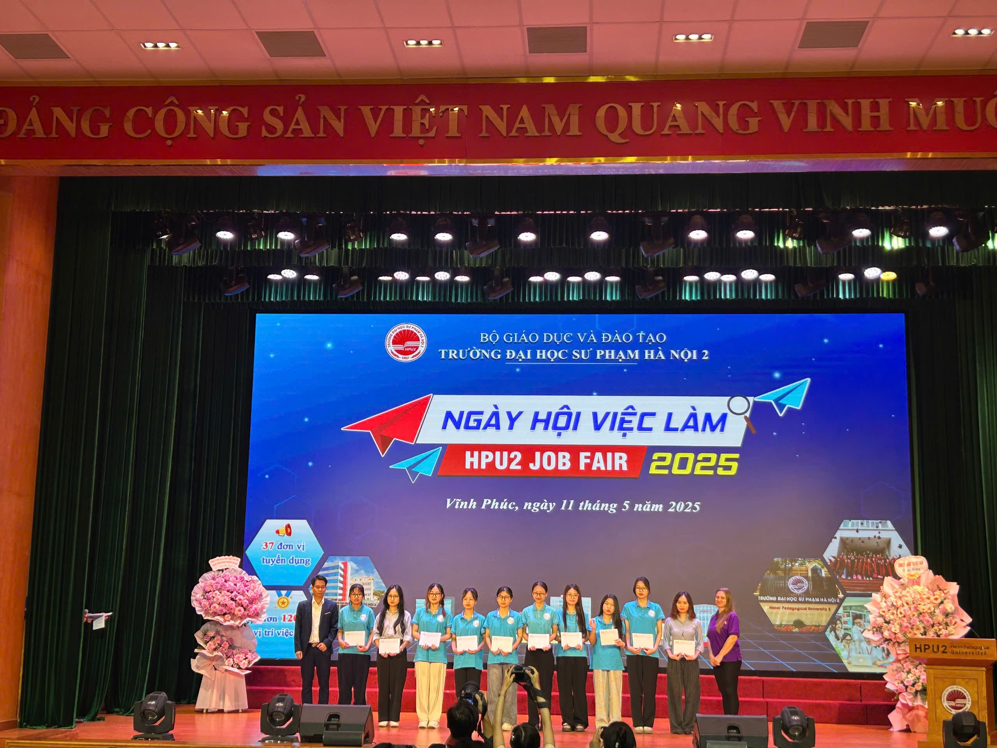 SINH VIÊN KHOA TIẾNG ANH TÍCH CỰC THAM GIA NGÀY HỘI VIỆC LÀM - HPU2 JOB FAIR 2025