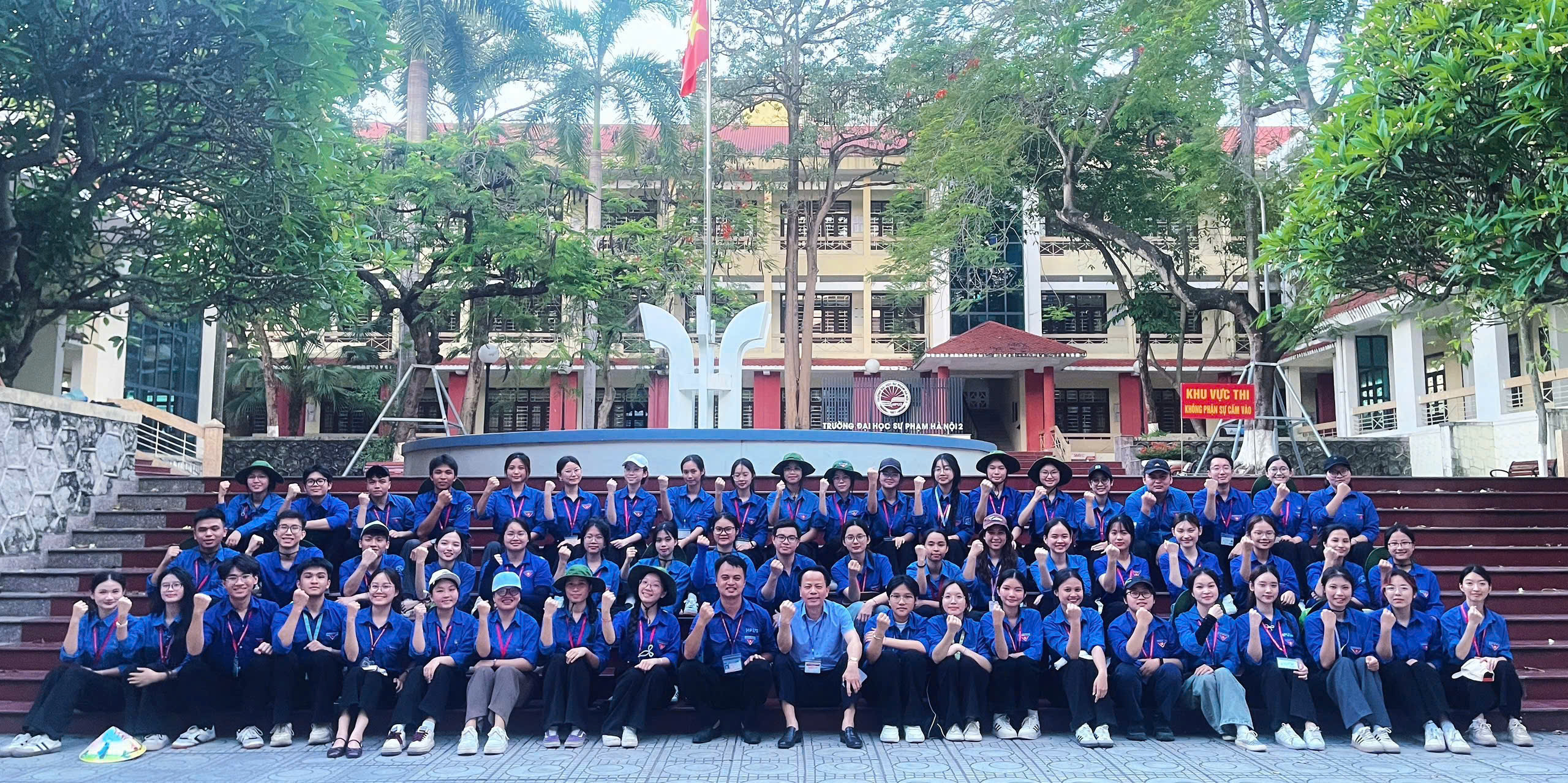 SINH VIÊN KHOA TIẾNG ANH TÍCH CỰC THAM GIA HỖ TRỢ KÌ THI ĐỘC LẬP XÉT TUYỂN ĐÀO TẠO ĐẠI HỌC CHÍNH QUY NĂM 2025