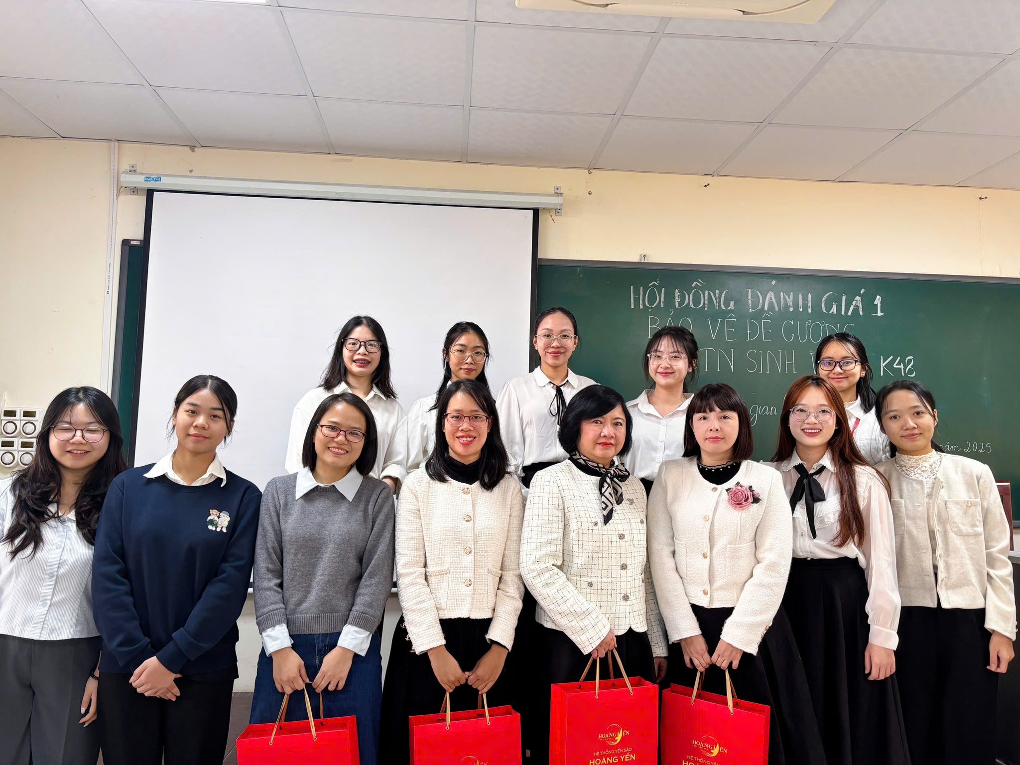 KHOA TIẾNG ANH TỔ CHỨC LỄ BẢO VỆ ĐỀ CƯƠNG KHOÁ LUẬN TỐT NGHIỆP CHO SINH VIÊN KHOÁ 48