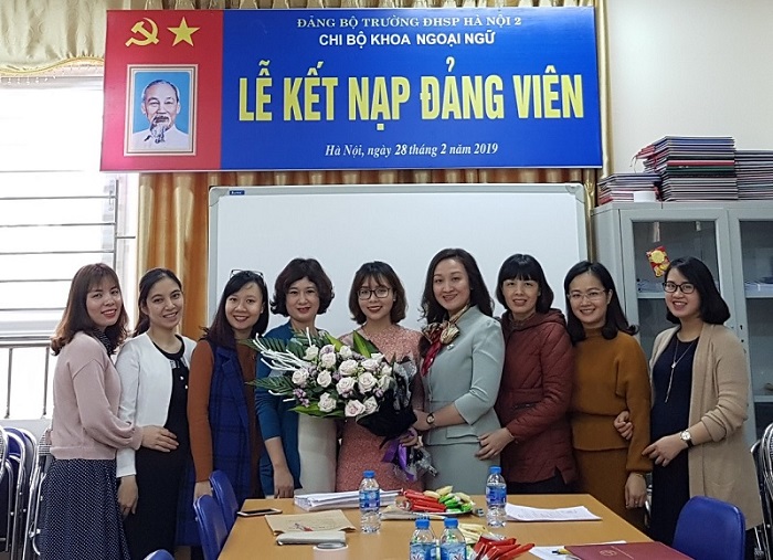 Lễ kết nạp đảng viên mới cho quần chúng ưu tú Đào Thị Lan Anh - Bí thư Chi đoàn giáo viên Khoa Ngoại ngữ